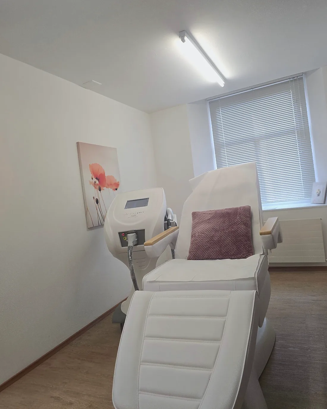 Behandlungsraum mit Liege bei Twins Beauty