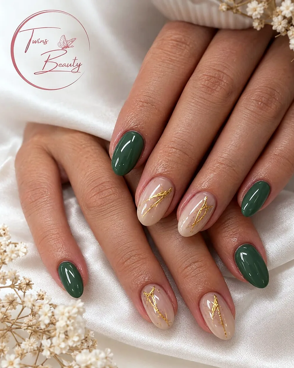 UV-Gel Nägel in Grün und Nude mit Goldakzent von Twins Beauty