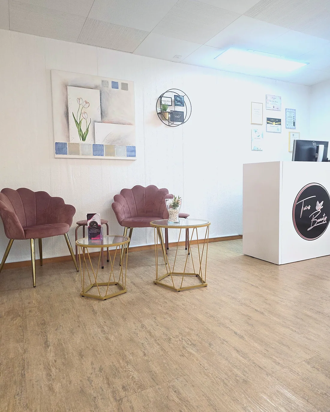 Empfang mit rosa Sesseln bei Twins Beauty